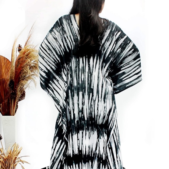 0123/ Black and White Long Kaftan - Picture 4 of 11